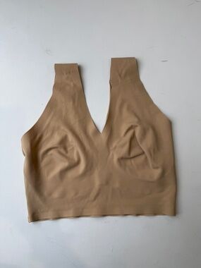 TRUE & CO Womens Small Tan Unpadded No Wire Seamless V-Neck Tshirt Bra G13